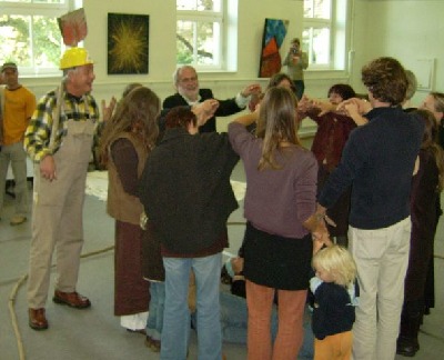 René Zind als "Bauarbeiter" (Performance: "Hausbau" auf Wiesenburger KUNSTTAGE 2006) / Foto: Cornelia Grasnick